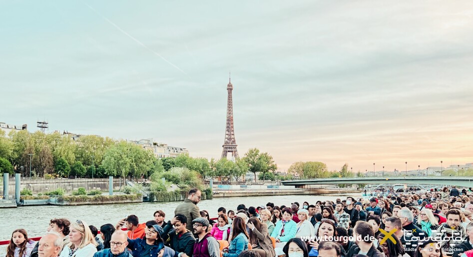 Bootsfahrt auf der Seine mit Eiffelturm
