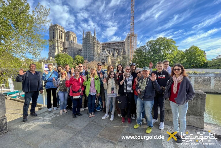 Tourgold Gruppenfoto vor der Notre Dame Paris