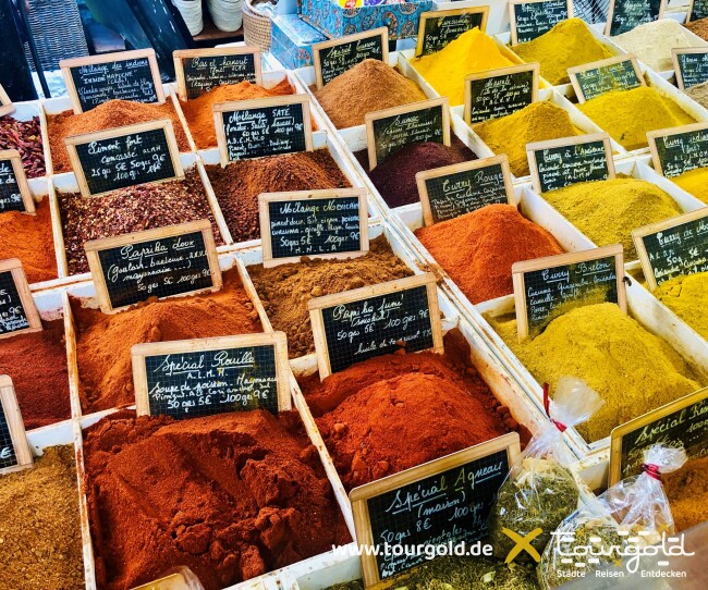 Gewürze auf einem provenzalischem Markt in Antibes