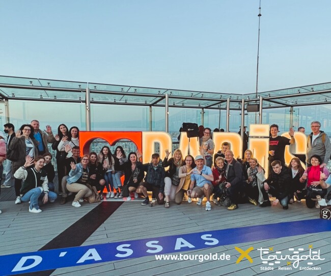 Gruppenfoto auf dem Tour Montparnasse Paris