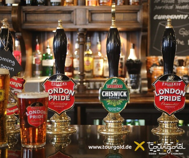 Ein Pint muss sein bei der Busreise London! Unser Tourgold Pub Walk