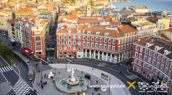 Nizza mit Place Masséna und dem Meer im Hintergrund