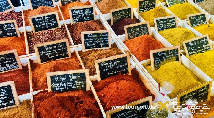 Gewürze auf einem provenzalischem Markt in Antibes