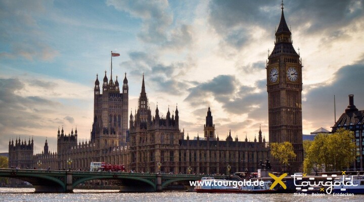 Bootsfahrt auf der Themse am Abend