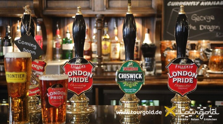 Ein Pint muss sein bei der Busreise London! Unser Tourgold Pub Walk
