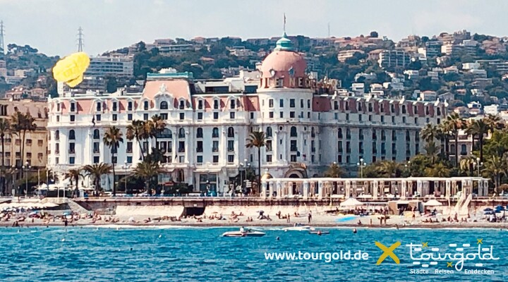 Wahrzeichen Nizzas: Hotel Negresco vom Wasser aus gesehen